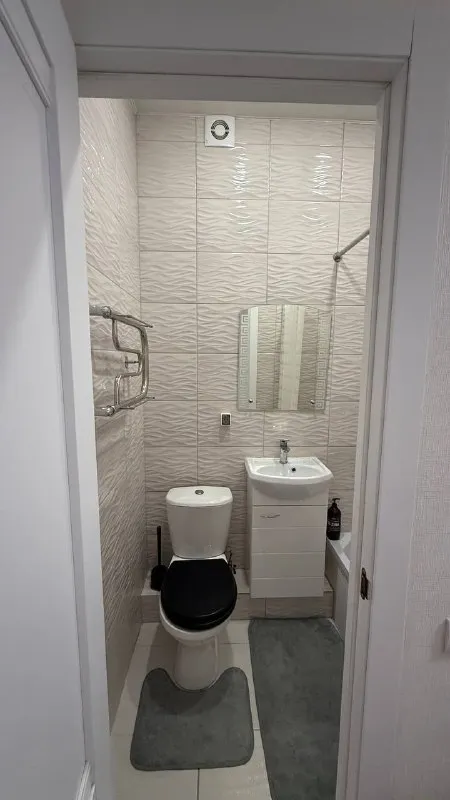 Студия🏙️ м. Потапово1️⃣ сдается светлая квартира для женской половины. 📍адрес: ул. Скандинавский бульвар, 23к1 13 этаж из 15. В квартире есть все необходимое для жизни: телевизор, стиральная машинка, микроволновка, чайник, холодильник, шкафы для хранения вещей, диван кровать. Общая площадь: 18 м². До метро потапово – 10 минут пешком. Из плюсов: тихий, зелёный район, с парком и мангальными зонами, современные дома, аккуратные соседи, магазины, поликлиника, рестораны, тихий двор. Прекрасная детская площадка, парковка: за дорогой платная и бесплатная вокруг домов 💳цена: 45.000₽ с ку. При заключении договора – оплата 1 месяц + депозит (25.000₽). Без животных. 💌контакт: @dvaldis влад просмотр и заезд возможен в ближайшее время. ➡️предоплату/бронь/заморозку денег/автооплату до просмотра квартиры не вносить! Если по этому объявлению спрашивают какую либо оплату сообщите по контактам в описании канала. - фотография - 5