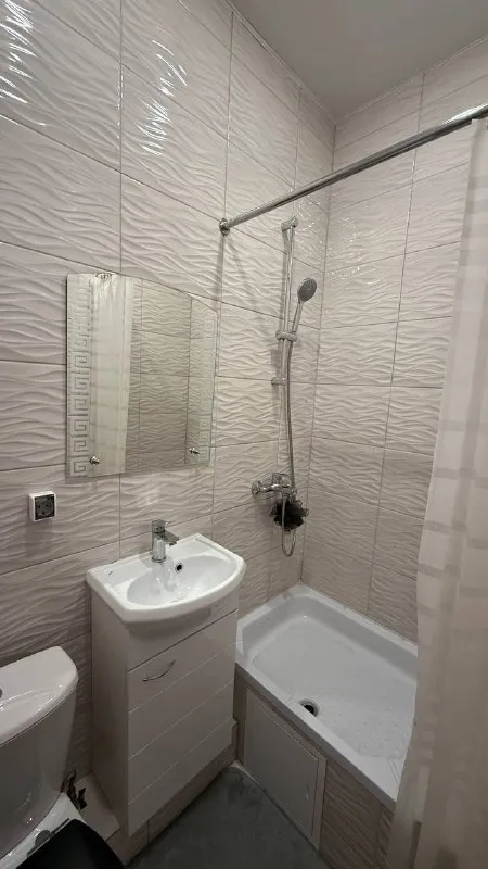 Студия🏙️ м. Потапово1️⃣ сдается светлая квартира для женской половины. 📍адрес: ул. Скандинавский бульвар, 23к1 13 этаж из 15. В квартире есть все необходимое для жизни: телевизор, стиральная машинка, микроволновка, чайник, холодильник, шкафы для хранения вещей, диван кровать. Общая площадь: 18 м². До метро потапово – 10 минут пешком. Из плюсов: тихий, зелёный район, с парком и мангальными зонами, современные дома, аккуратные соседи, магазины, поликлиника, рестораны, тихий двор. Прекрасная детская площадка, парковка: за дорогой платная и бесплатная вокруг домов 💳цена: 45.000₽ с ку. При заключении договора – оплата 1 месяц + депозит (25.000₽). Без животных. 💌контакт: @dvaldis влад просмотр и заезд возможен в ближайшее время. ➡️предоплату/бронь/заморозку денег/автооплату до просмотра квартиры не вносить! Если по этому объявлению спрашивают какую либо оплату сообщите по контактам в описании канала. - фотография - 6