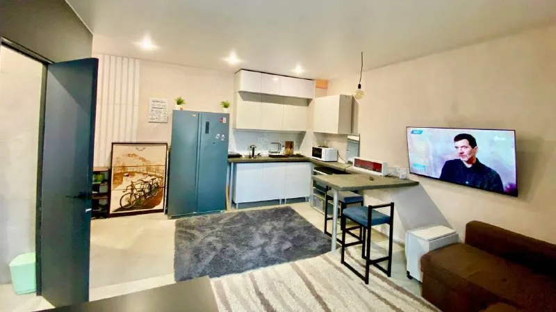 Студия🏙️ м. Некрасовка1️⃣ сдам студию 27 м² в частном доме 🏡 в 8 минутах ходьбы 🚶‍♂ от метро некрасовка! Рядом все необходимые магазины, поликлиники, тц и прочее. Есть все необходимое (заезжай - живи): 1. Кровать 2. Кухня 3. Холодильник 4. Стиралка 5. Микроволновка 6. Плита индукционная 7. Чайник 8. Мебель 9. Тв 10. Интернет 🛜 студия подойдет для: - порядочной девушки или парня! - либо для семейной пары (+ 5.000₽ к стоимости аренды в месяц) в квартире запрещается 🚫: 1. Курить 2. Устраивать любого рода вечеринки 3. Разводить грязь 4. Мусорить во дворе 5. Шуметь в часы тишины 6. Проносить запрещенные вещества 7. Нарушать общественный порядок. Оформляем договор, предоставлю все необходимые документы! 💳студия сдаётся за 36.000₽ + фиксированая коммуналка - 3.000₽. Залог - 30.000₽. Заключаемся от полугода. 💌telegram: @vladislgon ➡️предоплату/бронь/заморозку денег/автооплату до просмотра квартиры не вносить! Если по этому объявлению спрашивают какую либо оплату сообщите по контактам в описании канала. - фотография - 2