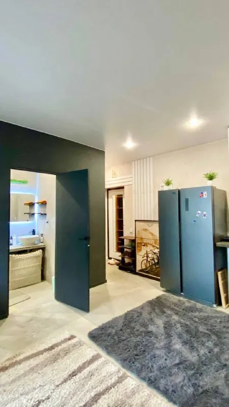 Студия🏙️ м. Некрасовка1️⃣ сдам студию 27 м² в частном доме 🏡 в 8 минутах ходьбы 🚶‍♂ от метро некрасовка! Рядом все необходимые магазины, поликлиники, тц и прочее. Есть все необходимое (заезжай - живи): 1. Кровать 2. Кухня 3. Холодильник 4. Стиралка 5. Микроволновка 6. Плита индукционная 7. Чайник 8. Мебель 9. Тв 10. Интернет 🛜 студия подойдет для: - порядочной девушки или парня! - либо для семейной пары (+ 5.000₽ к стоимости аренды в месяц) в квартире запрещается 🚫: 1. Курить 2. Устраивать любого рода вечеринки 3. Разводить грязь 4. Мусорить во дворе 5. Шуметь в часы тишины 6. Проносить запрещенные вещества 7. Нарушать общественный порядок. Оформляем договор, предоставлю все необходимые документы! 💳студия сдаётся за 36.000₽ + фиксированая коммуналка - 3.000₽. Залог - 30.000₽. Заключаемся от полугода. 💌telegram: @vladislgon ➡️предоплату/бронь/заморозку денег/автооплату до просмотра квартиры не вносить! Если по этому объявлению спрашивают какую либо оплату сообщите по контактам в описании канала. - фотография - 3