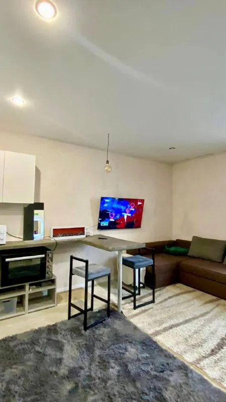 Студия🏙️ м. Некрасовка1️⃣ сдам студию 27 м² в частном доме 🏡 в 8 минутах ходьбы 🚶‍♂ от метро некрасовка! Рядом все необходимые магазины, поликлиники, тц и прочее. Есть все необходимое (заезжай - живи): 1. Кровать 2. Кухня 3. Холодильник 4. Стиралка 5. Микроволновка 6. Плита индукционная 7. Чайник 8. Мебель 9. Тв 10. Интернет 🛜 студия подойдет для: - порядочной девушки или парня! - либо для семейной пары (+ 5.000₽ к стоимости аренды в месяц) в квартире запрещается 🚫: 1. Курить 2. Устраивать любого рода вечеринки 3. Разводить грязь 4. Мусорить во дворе 5. Шуметь в часы тишины 6. Проносить запрещенные вещества 7. Нарушать общественный порядок. Оформляем договор, предоставлю все необходимые документы! 💳студия сдаётся за 36.000₽ + фиксированая коммуналка - 3.000₽. Залог - 30.000₽. Заключаемся от полугода. 💌telegram: @vladislgon ➡️предоплату/бронь/заморозку денег/автооплату до просмотра квартиры не вносить! Если по этому объявлению спрашивают какую либо оплату сообщите по контактам в описании канала. - фотография - 4