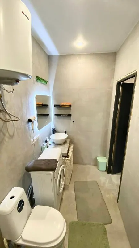 Студия🏙️ м. Некрасовка1️⃣ сдам студию 27 м² в частном доме 🏡 в 8 минутах ходьбы 🚶‍♂ от метро некрасовка! Рядом все необходимые магазины, поликлиники, тц и прочее. Есть все необходимое (заезжай - живи): 1. Кровать 2. Кухня 3. Холодильник 4. Стиралка 5. Микроволновка 6. Плита индукционная 7. Чайник 8. Мебель 9. Тв 10. Интернет 🛜 студия подойдет для: - порядочной девушки или парня! - либо для семейной пары (+ 5.000₽ к стоимости аренды в месяц) в квартире запрещается 🚫: 1. Курить 2. Устраивать любого рода вечеринки 3. Разводить грязь 4. Мусорить во дворе 5. Шуметь в часы тишины 6. Проносить запрещенные вещества 7. Нарушать общественный порядок. Оформляем договор, предоставлю все необходимые документы! 💳студия сдаётся за 36.000₽ + фиксированая коммуналка - 3.000₽. Залог - 30.000₽. Заключаемся от полугода. 💌telegram: @vladislgon ➡️предоплату/бронь/заморозку денег/автооплату до просмотра квартиры не вносить! Если по этому объявлению спрашивают какую либо оплату сообщите по контактам в описании канала. - фотография - 6