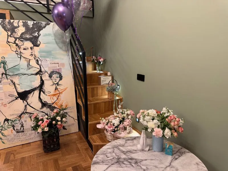 Двухэтажная квартира🏙️ м. Полежаевская7️⃣ сдаю 2х этажную квартиру в доме бизнес класса. Второй этаж полноценный. 🏡 красивая территория. Приятные входные группы с ресепшеном 24/7. 🛋️ 60 метров. 2 санузла на первом и втором этаже. Балкон. Стиральная комната. 🛌 спальня с двухспальной кроватью. Проектор. Вся необходимая техника, включая посудомойку. 🫰стоимость: 130.000₽ в месяц. ✅ заехать можно в ближайшее время. Сдается на 2-3 месяца — поэтому цена много ниже, чем в жк этого района. Готова к оперативному показу. 💌пишите, звоните: @perssiona ➡️предоплату/бронь/заморозку денег/автооплату до просмотра квартиры не вносить! Если по этому объявлению спрашивают какую либо оплату сообщите по контактам в описании канала. - фотография - 4