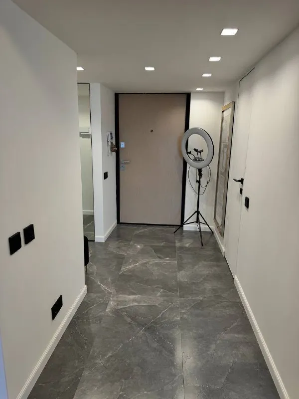 Двухэтажная квартира🏙️ м. Полежаевская7️⃣ сдаю 2х этажную квартиру в доме бизнес класса. Второй этаж полноценный. 🏡 красивая территория. Приятные входные группы с ресепшеном 24/7. 🛋️ 60 метров. 2 санузла на первом и втором этаже. Балкон. Стиральная комната. 🛌 спальня с двухспальной кроватью. Проектор. Вся необходимая техника, включая посудомойку. 🫰стоимость: 130.000₽ в месяц. ✅ заехать можно в ближайшее время. Сдается на 2-3 месяца — поэтому цена много ниже, чем в жк этого района. Готова к оперативному показу. 💌пишите, звоните: @perssiona ➡️предоплату/бронь/заморозку денег/автооплату до просмотра квартиры не вносить! Если по этому объявлению спрашивают какую либо оплату сообщите по контактам в описании канала. - фотография - 6