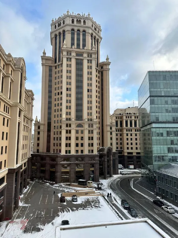 3-к квартира🏙️ м. Павелецкая2️⃣ просторная квартира (74 м²) с тремя изолированными комнатами и двумя большими балконами. Сдаётся с мебелью (по желанию можно убрать) и техникой: - стиральная машинка bosch - посудомоечная машинка bosch - холодильник / морозилка - газовая плита с духовкой - микроволновая печь - два кондиционера - wi-fi большое количество мест хранения, паркетный пол, просторные обустроенные балконы. Окна выходят на восток. По утрам приятный ненавязчивый свет. Седьмой этаж кирпичного дома. Адекватные соседи. Тихий закрытый охраняемый двор с детской площадкой. Очень приятный район. Рядом большое количество кафе и ресторанов (кофемания, yumbaker, в соседнем доме даблби). Супермаркеты: азбука вкуса, вкусвилл, пятёрочка. Удобная транспортная доступность (рядом - садовое кольцо, до метро павелецкая - пара минут пешком). 💳цена: 145.000₽. Залог. 💌telegram: @okpostnikova ➡️предоплату/бронь/заморозку денег/автооплату до просмотра квартиры не вносить! Если по этому объявлению спрашивают какую либо оплату сообщите по контактам в описании канала. - фотография - 10