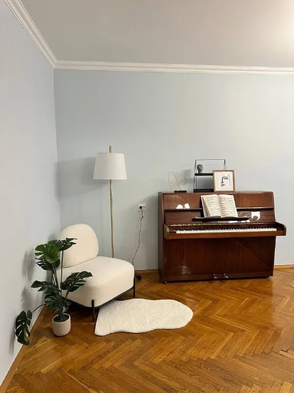 3-к квартира🏙️ м. Павелецкая2️⃣ просторная квартира (74 м²) с тремя изолированными комнатами и двумя большими балконами. Сдаётся с мебелью (по желанию можно убрать) и техникой: - стиральная машинка bosch - посудомоечная машинка bosch - холодильник / морозилка - газовая плита с духовкой - микроволновая печь - два кондиционера - wi-fi большое количество мест хранения, паркетный пол, просторные обустроенные балконы. Окна выходят на восток. По утрам приятный ненавязчивый свет. Седьмой этаж кирпичного дома. Адекватные соседи. Тихий закрытый охраняемый двор с детской площадкой. Очень приятный район. Рядом большое количество кафе и ресторанов (кофемания, yumbaker, в соседнем доме даблби). Супермаркеты: азбука вкуса, вкусвилл, пятёрочка. Удобная транспортная доступность (рядом - садовое кольцо, до метро павелецкая - пара минут пешком). 💳цена: 145.000₽. Залог. 💌telegram: @okpostnikova ➡️предоплату/бронь/заморозку денег/автооплату до просмотра квартиры не вносить! Если по этому объявлению спрашивают какую либо оплату сообщите по контактам в описании канала. - фотография - 2