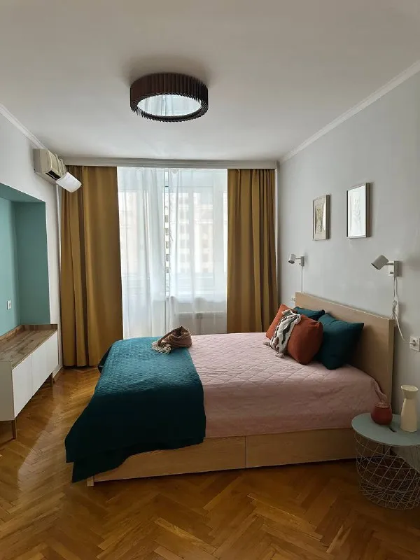 3-к квартира🏙️ м. Павелецкая2️⃣ просторная квартира (74 м²) с тремя изолированными комнатами и двумя большими балконами. Сдаётся с мебелью (по желанию можно убрать) и техникой: - стиральная машинка bosch - посудомоечная машинка bosch - холодильник / морозилка - газовая плита с духовкой - микроволновая печь - два кондиционера - wi-fi большое количество мест хранения, паркетный пол, просторные обустроенные балконы. Окна выходят на восток. По утрам приятный ненавязчивый свет. Седьмой этаж кирпичного дома. Адекватные соседи. Тихий закрытый охраняемый двор с детской площадкой. Очень приятный район. Рядом большое количество кафе и ресторанов (кофемания, yumbaker, в соседнем доме даблби). Супермаркеты: азбука вкуса, вкусвилл, пятёрочка. Удобная транспортная доступность (рядом - садовое кольцо, до метро павелецкая - пара минут пешком). 💳цена: 145.000₽. Залог. 💌telegram: @okpostnikova ➡️предоплату/бронь/заморозку денег/автооплату до просмотра квартиры не вносить! Если по этому объявлению спрашивают какую либо оплату сообщите по контактам в описании канала. - фотография - 3