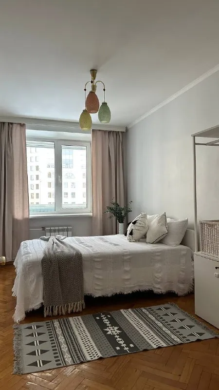 3-к квартира🏙️ м. Павелецкая2️⃣ просторная квартира (74 м²) с тремя изолированными комнатами и двумя большими балконами. Сдаётся с мебелью (по желанию можно убрать) и техникой: - стиральная машинка bosch - посудомоечная машинка bosch - холодильник / морозилка - газовая плита с духовкой - микроволновая печь - два кондиционера - wi-fi большое количество мест хранения, паркетный пол, просторные обустроенные балконы. Окна выходят на восток. По утрам приятный ненавязчивый свет. Седьмой этаж кирпичного дома. Адекватные соседи. Тихий закрытый охраняемый двор с детской площадкой. Очень приятный район. Рядом большое количество кафе и ресторанов (кофемания, yumbaker, в соседнем доме даблби). Супермаркеты: азбука вкуса, вкусвилл, пятёрочка. Удобная транспортная доступность (рядом - садовое кольцо, до метро павелецкая - пара минут пешком). 💳цена: 145.000₽. Залог. 💌telegram: @okpostnikova ➡️предоплату/бронь/заморозку денег/автооплату до просмотра квартиры не вносить! Если по этому объявлению спрашивают какую либо оплату сообщите по контактам в описании канала. - фотография - 4