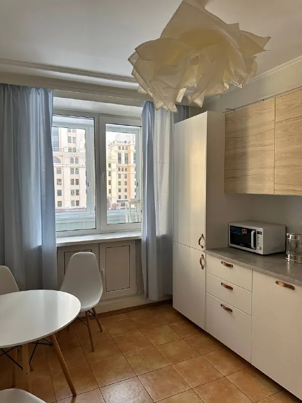 3-к квартира🏙️ м. Павелецкая2️⃣ просторная квартира (74 м²) с тремя изолированными комнатами и двумя большими балконами. Сдаётся с мебелью (по желанию можно убрать) и техникой: - стиральная машинка bosch - посудомоечная машинка bosch - холодильник / морозилка - газовая плита с духовкой - микроволновая печь - два кондиционера - wi-fi большое количество мест хранения, паркетный пол, просторные обустроенные балконы. Окна выходят на восток. По утрам приятный ненавязчивый свет. Седьмой этаж кирпичного дома. Адекватные соседи. Тихий закрытый охраняемый двор с детской площадкой. Очень приятный район. Рядом большое количество кафе и ресторанов (кофемания, yumbaker, в соседнем доме даблби). Супермаркеты: азбука вкуса, вкусвилл, пятёрочка. Удобная транспортная доступность (рядом - садовое кольцо, до метро павелецкая - пара минут пешком). 💳цена: 145.000₽. Залог. 💌telegram: @okpostnikova ➡️предоплату/бронь/заморозку денег/автооплату до просмотра квартиры не вносить! Если по этому объявлению спрашивают какую либо оплату сообщите по контактам в описании канала. - фотография - 5