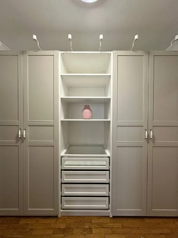 3-к квартира🏙️ м. Павелецкая2️⃣ просторная квартира (74 м²) с тремя изолированными комнатами и двумя большими балконами. Сдаётся с мебелью (по желанию можно убрать) и техникой: - стиральная машинка bosch - посудомоечная машинка bosch - холодильник / морозилка - газовая плита с духовкой - микроволновая печь - два кондиционера - wi-fi большое количество мест хранения, паркетный пол, просторные обустроенные балконы. Окна выходят на восток. По утрам приятный ненавязчивый свет. Седьмой этаж кирпичного дома. Адекватные соседи. Тихий закрытый охраняемый двор с детской площадкой. Очень приятный район. Рядом большое количество кафе и ресторанов (кофемания, yumbaker, в соседнем доме даблби). Супермаркеты: азбука вкуса, вкусвилл, пятёрочка. Удобная транспортная доступность (рядом - садовое кольцо, до метро павелецкая - пара минут пешком). 💳цена: 145.000₽. Залог. 💌telegram: @okpostnikova ➡️предоплату/бронь/заморозку денег/автооплату до просмотра квартиры не вносить! Если по этому объявлению спрашивают какую либо оплату сообщите по контактам в описании канала. - фотография - 6