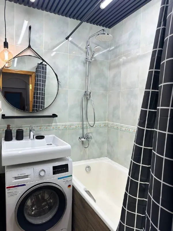 3-к квартира🏙️ м. Павелецкая2️⃣ просторная квартира (74 м²) с тремя изолированными комнатами и двумя большими балконами. Сдаётся с мебелью (по желанию можно убрать) и техникой: - стиральная машинка bosch - посудомоечная машинка bosch - холодильник / морозилка - газовая плита с духовкой - микроволновая печь - два кондиционера - wi-fi большое количество мест хранения, паркетный пол, просторные обустроенные балконы. Окна выходят на восток. По утрам приятный ненавязчивый свет. Седьмой этаж кирпичного дома. Адекватные соседи. Тихий закрытый охраняемый двор с детской площадкой. Очень приятный район. Рядом большое количество кафе и ресторанов (кофемания, yumbaker, в соседнем доме даблби). Супермаркеты: азбука вкуса, вкусвилл, пятёрочка. Удобная транспортная доступность (рядом - садовое кольцо, до метро павелецкая - пара минут пешком). 💳цена: 145.000₽. Залог. 💌telegram: @okpostnikova ➡️предоплату/бронь/заморозку денег/автооплату до просмотра квартиры не вносить! Если по этому объявлению спрашивают какую либо оплату сообщите по контактам в описании канала. - фотография - 7