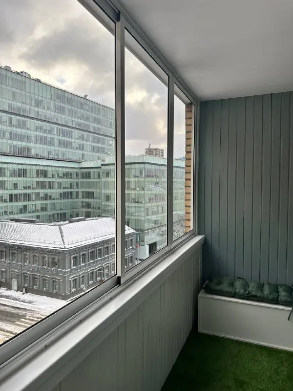 3-к квартира🏙️ м. Павелецкая2️⃣ просторная квартира (74 м²) с тремя изолированными комнатами и двумя большими балконами. Сдаётся с мебелью (по желанию можно убрать) и техникой: - стиральная машинка bosch - посудомоечная машинка bosch - холодильник / морозилка - газовая плита с духовкой - микроволновая печь - два кондиционера - wi-fi большое количество мест хранения, паркетный пол, просторные обустроенные балконы. Окна выходят на восток. По утрам приятный ненавязчивый свет. Седьмой этаж кирпичного дома. Адекватные соседи. Тихий закрытый охраняемый двор с детской площадкой. Очень приятный район. Рядом большое количество кафе и ресторанов (кофемания, yumbaker, в соседнем доме даблби). Супермаркеты: азбука вкуса, вкусвилл, пятёрочка. Удобная транспортная доступность (рядом - садовое кольцо, до метро павелецкая - пара минут пешком). 💳цена: 145.000₽. Залог. 💌telegram: @okpostnikova ➡️предоплату/бронь/заморозку денег/автооплату до просмотра квартиры не вносить! Если по этому объявлению спрашивают какую либо оплату сообщите по контактам в описании канала. - фотография - 9