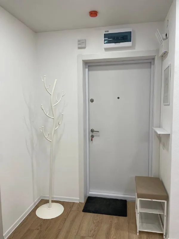 1-к квартира🏙️ м. Саларьево1️⃣ сдаётся уютная однокомнатная квартира на 4 этаже, есть балкон. 📍адрес: большое понизовье, 8 до метро — 7 минут пешком. Квартира сдаётся впервые. Условия: можно с детьми; без животных; только гражданам рф. 💳цена: 70.000₽ + счётчики; залог — 70.000₽ (можно разбить на 2 платежа). Квартира чистая, светлая, готова к заселению. 💌обращаться: @viktoria_94v ➡️предоплату/бронь/заморозку денег/автооплату до просмотра квартиры не вносить! Если по этому объявлению спрашивают какую либо оплату сообщите по контактам в описании канала. - фотография - 8