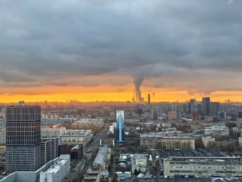 Евротрешка🏙️ м. Волгоградский проспект7️⃣ сдается впервые евротрёшка (58 м²) в 5 минутах пешком от метро волгоградский проспект. В квартире есть вся необходимая мебель и техника. Планировка - распашонка. Посередине просторная кухня гостиная, по бокам 2 изолированные комнаты. 2 гардеробных с системой хранения. 2 санузла. Панорамный вид из окон на центр москвы и москва-сити. Идеально для семьи с детьми: комната уже оборудована под детскую с двухярусной кроватью, дополнительное место выдвигается снизу. Столом для 1-2 детей. Безопасные окна- зафиксированы в режиме проветривания. Школа находится прямо во дворе дома. Можно сделать регистрацию в квартире! Гостиная: диван, стол, тумба под тв. Покупка тв возможна! В спальне: новая кровать 160см с ортопедическим матрасом. Шкаф для одежды. Кухня: посудомойка, варочная панель, духовка, свч, холодильник. Ванная: машинка с сушкой. Вещи не портит и не мнет. Полотенцесушитель. Наземная парковка с шлагбаумом и подземная. Рассмотрим как семью так и другие составы. 💳оплата: 110.000₽ + счетчики, депозит 110.000₽. Без комиссий. 💌telegram: @benderman17 ➡️предоплату/бронь/заморозку денег/автооплату до просмотра квартиры не вносить! Если по этому объявлению спрашивают какую либо оплату сообщите по контактам в описании канала. - фотография - 10