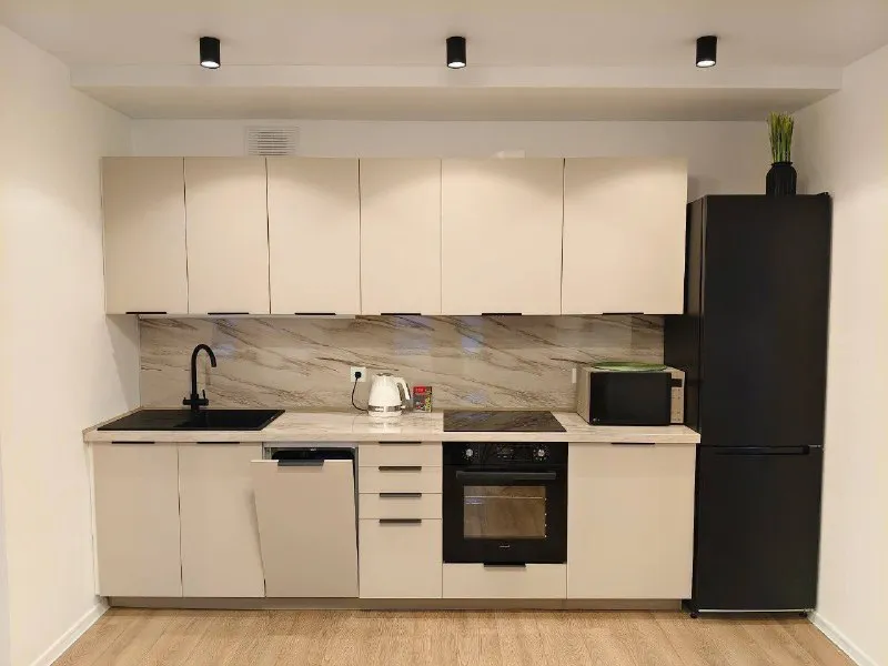 Евротрешка🏙️ м. Волгоградский проспект7️⃣ сдается впервые евротрёшка (58 м²) в 5 минутах пешком от метро волгоградский проспект. В квартире есть вся необходимая мебель и техника. Планировка - распашонка. Посередине просторная кухня гостиная, по бокам 2 изолированные комнаты. 2 гардеробных с системой хранения. 2 санузла. Панорамный вид из окон на центр москвы и москва-сити. Идеально для семьи с детьми: комната уже оборудована под детскую с двухярусной кроватью, дополнительное место выдвигается снизу. Столом для 1-2 детей. Безопасные окна- зафиксированы в режиме проветривания. Школа находится прямо во дворе дома. Можно сделать регистрацию в квартире! Гостиная: диван, стол, тумба под тв. Покупка тв возможна! В спальне: новая кровать 160см с ортопедическим матрасом. Шкаф для одежды. Кухня: посудомойка, варочная панель, духовка, свч, холодильник. Ванная: машинка с сушкой. Вещи не портит и не мнет. Полотенцесушитель. Наземная парковка с шлагбаумом и подземная. Рассмотрим как семью так и другие составы. 💳оплата: 110.000₽ + счетчики, депозит 110.000₽. Без комиссий. 💌telegram: @benderman17 ➡️предоплату/бронь/заморозку денег/автооплату до просмотра квартиры не вносить! Если по этому объявлению спрашивают какую либо оплату сообщите по контактам в описании канала. - фотография - 3