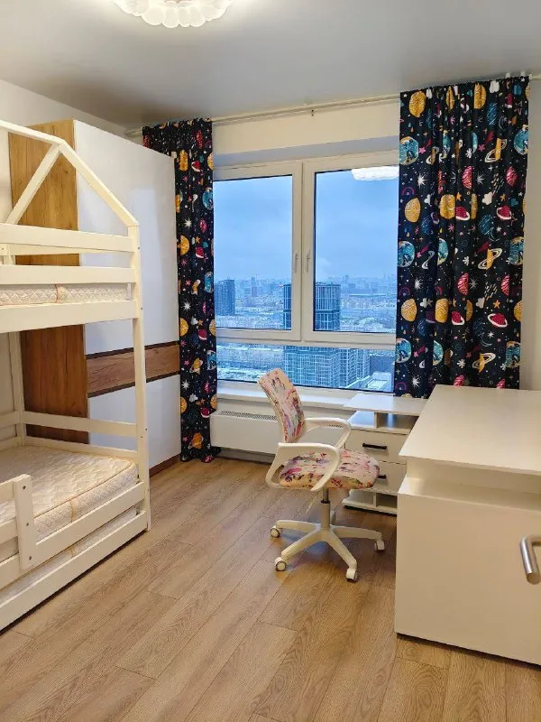 Евротрешка🏙️ м. Волгоградский проспект7️⃣ сдается впервые евротрёшка (58 м²) в 5 минутах пешком от метро волгоградский проспект. В квартире есть вся необходимая мебель и техника. Планировка - распашонка. Посередине просторная кухня гостиная, по бокам 2 изолированные комнаты. 2 гардеробных с системой хранения. 2 санузла. Панорамный вид из окон на центр москвы и москва-сити. Идеально для семьи с детьми: комната уже оборудована под детскую с двухярусной кроватью, дополнительное место выдвигается снизу. Столом для 1-2 детей. Безопасные окна- зафиксированы в режиме проветривания. Школа находится прямо во дворе дома. Можно сделать регистрацию в квартире! Гостиная: диван, стол, тумба под тв. Покупка тв возможна! В спальне: новая кровать 160см с ортопедическим матрасом. Шкаф для одежды. Кухня: посудомойка, варочная панель, духовка, свч, холодильник. Ванная: машинка с сушкой. Вещи не портит и не мнет. Полотенцесушитель. Наземная парковка с шлагбаумом и подземная. Рассмотрим как семью так и другие составы. 💳оплата: 110.000₽ + счетчики, депозит 110.000₽. Без комиссий. 💌telegram: @benderman17 ➡️предоплату/бронь/заморозку денег/автооплату до просмотра квартиры не вносить! Если по этому объявлению спрашивают какую либо оплату сообщите по контактам в описании канала. - фотография - 4