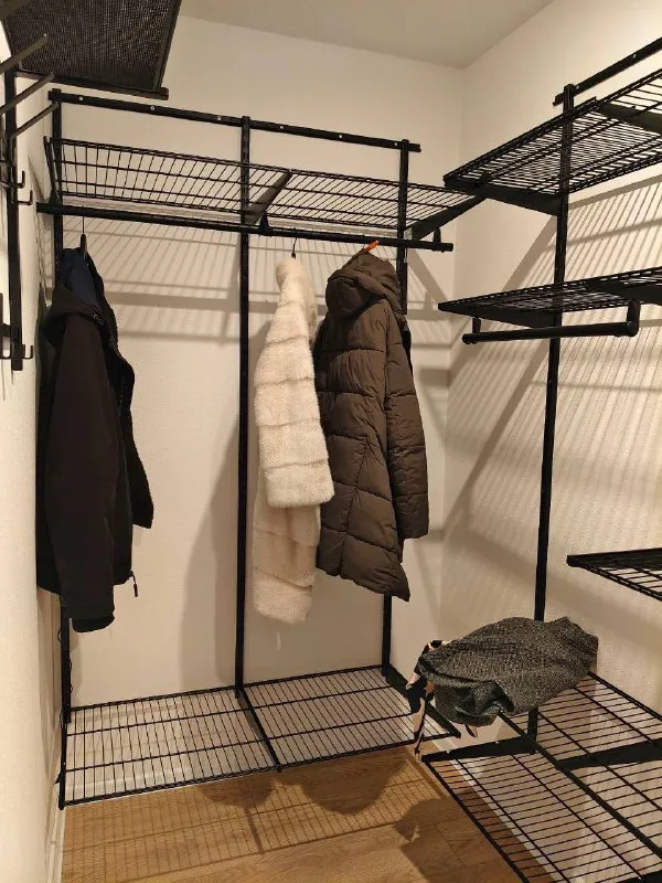 Евротрешка🏙️ м. Волгоградский проспект7️⃣ сдается впервые евротрёшка (58 м²) в 5 минутах пешком от метро волгоградский проспект. В квартире есть вся необходимая мебель и техника. Планировка - распашонка. Посередине просторная кухня гостиная, по бокам 2 изолированные комнаты. 2 гардеробных с системой хранения. 2 санузла. Панорамный вид из окон на центр москвы и москва-сити. Идеально для семьи с детьми: комната уже оборудована под детскую с двухярусной кроватью, дополнительное место выдвигается снизу. Столом для 1-2 детей. Безопасные окна- зафиксированы в режиме проветривания. Школа находится прямо во дворе дома. Можно сделать регистрацию в квартире! Гостиная: диван, стол, тумба под тв. Покупка тв возможна! В спальне: новая кровать 160см с ортопедическим матрасом. Шкаф для одежды. Кухня: посудомойка, варочная панель, духовка, свч, холодильник. Ванная: машинка с сушкой. Вещи не портит и не мнет. Полотенцесушитель. Наземная парковка с шлагбаумом и подземная. Рассмотрим как семью так и другие составы. 💳оплата: 110.000₽ + счетчики, депозит 110.000₽. Без комиссий. 💌telegram: @benderman17 ➡️предоплату/бронь/заморозку денег/автооплату до просмотра квартиры не вносить! Если по этому объявлению спрашивают какую либо оплату сообщите по контактам в описании канала. - фотография - 6