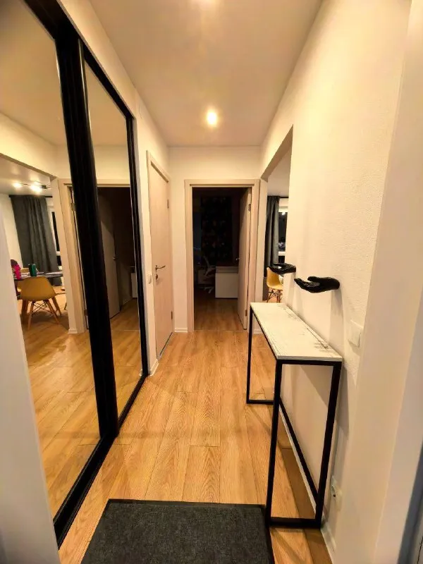 Евротрешка🏙️ м. Волгоградский проспект7️⃣ сдается впервые евротрёшка (58 м²) в 5 минутах пешком от метро волгоградский проспект. В квартире есть вся необходимая мебель и техника. Планировка - распашонка. Посередине просторная кухня гостиная, по бокам 2 изолированные комнаты. 2 гардеробных с системой хранения. 2 санузла. Панорамный вид из окон на центр москвы и москва-сити. Идеально для семьи с детьми: комната уже оборудована под детскую с двухярусной кроватью, дополнительное место выдвигается снизу. Столом для 1-2 детей. Безопасные окна- зафиксированы в режиме проветривания. Школа находится прямо во дворе дома. Можно сделать регистрацию в квартире! Гостиная: диван, стол, тумба под тв. Покупка тв возможна! В спальне: новая кровать 160см с ортопедическим матрасом. Шкаф для одежды. Кухня: посудомойка, варочная панель, духовка, свч, холодильник. Ванная: машинка с сушкой. Вещи не портит и не мнет. Полотенцесушитель. Наземная парковка с шлагбаумом и подземная. Рассмотрим как семью так и другие составы. 💳оплата: 110.000₽ + счетчики, депозит 110.000₽. Без комиссий. 💌telegram: @benderman17 ➡️предоплату/бронь/заморозку денег/автооплату до просмотра квартиры не вносить! Если по этому объявлению спрашивают какую либо оплату сообщите по контактам в описании канала. - фотография - 7