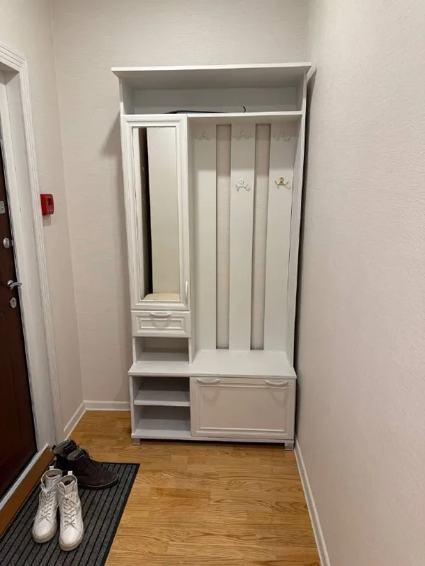 Сдается уютная 1-комнатная квартира на 3-м этаже, всего в 1 минуте (!!) от метро фонвизинская. Квартира после свежего косметического ремонта, полностью мебелированна. В наличии вся необходимая техника: кондиционер, холодильник, микроволновка, телевизор и стиральная машина. Санузел совмещенный, имеется ванна, а также балкон для вашего удобства. Из окон открывается вид на двор. Через дорогу — большой перекрёсток, вкусно и точка. В доме находятся: helix, копирка, ozon, маникюрные салоны, кофейня и др. В шаговой доступности находятся школы, детские сады, клиники, салоны и разнообразные магазины. Отличное транспортное сообщение позволяет быстро добраться до любой точки города. Условия аренды: аренда от собственника 75 000р/мес. Дополнительно оплачиваются счетчики, интернет (при необходимости). Залог - 1 месяц, комиссия отсутствует. Квартира идеально подойдет для одного человека или пары, которые ценят комфорт и удобное расположение. Агентов прошу не беспокоить. @katherine_p_12 - фотография - 2