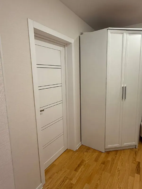 Сдается уютная 1-комнатная квартира на 3-м этаже, всего в 1 минуте (!!) от метро фонвизинская. Квартира после свежего косметического ремонта, полностью мебелированна. В наличии вся необходимая техника: кондиционер, холодильник, микроволновка, телевизор и стиральная машина. Санузел совмещенный, имеется ванна, а также балкон для вашего удобства. Из окон открывается вид на двор. Через дорогу — большой перекрёсток, вкусно и точка. В доме находятся: helix, копирка, ozon, маникюрные салоны, кофейня и др. В шаговой доступности находятся школы, детские сады, клиники, салоны и разнообразные магазины. Отличное транспортное сообщение позволяет быстро добраться до любой точки города. Условия аренды: аренда от собственника 75 000р/мес. Дополнительно оплачиваются счетчики, интернет (при необходимости). Залог - 1 месяц, комиссия отсутствует. Квартира идеально подойдет для одного человека или пары, которые ценят комфорт и удобное расположение. Агентов прошу не беспокоить. @katherine_p_12 - фотография - 3