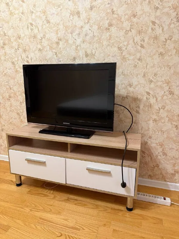 Сдается уютная 1-комнатная квартира на 3-м этаже, всего в 1 минуте (!!) от метро фонвизинская. Квартира после свежего косметического ремонта, полностью мебелированна. В наличии вся необходимая техника: кондиционер, холодильник, микроволновка, телевизор и стиральная машина. Санузел совмещенный, имеется ванна, а также балкон для вашего удобства. Из окон открывается вид на двор. Через дорогу — большой перекрёсток, вкусно и точка. В доме находятся: helix, копирка, ozon, маникюрные салоны, кофейня и др. В шаговой доступности находятся школы, детские сады, клиники, салоны и разнообразные магазины. Отличное транспортное сообщение позволяет быстро добраться до любой точки города. Условия аренды: аренда от собственника 75 000р/мес. Дополнительно оплачиваются счетчики, интернет (при необходимости). Залог - 1 месяц, комиссия отсутствует. Квартира идеально подойдет для одного человека или пары, которые ценят комфорт и удобное расположение. Агентов прошу не беспокоить. @katherine_p_12 - фотография - 6