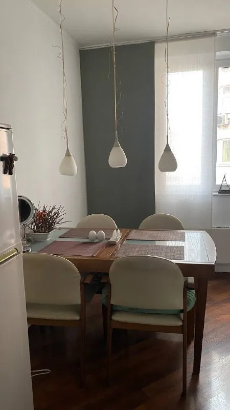 М. Каширская 3-к квартира ▫️ул. Борисовские пруды, 17 к1 сдаётся трехкомнатная квартира (84 м²) м каширская транспортом 15-20 мин. М борисово транспортом минут 7, пешком минут 20. Очень красивая локация, теннис, футбол, парки, велодорожки, бассейн. С обеих сторон выход к воде: борисовский пруд и москва-река, шикарный вид, особенно летом. Две большие лоджии. Посудомоечная, стиральная, кондиционеры в спальнях, микроволновка, утюг, пылесос и тд, все необходимое есть. 🔘можно с детьми, можно с животными. Есть антикошка на окнах и балконных дверях, но могу снять. Ранее не сдавалась. Цена: 90.000₽, залог можно потом и разбить. Сразу можно оплатить только за месяц. Контакты @maria_8211 89067388211 мария ➡️предоплату/бронь/заморозку денег/автооплату до просмотра квартиры не вносить! Если по этому объявлению спрашивают какую либо оплату сообщите по контактам в описании канала. - фотография - 10