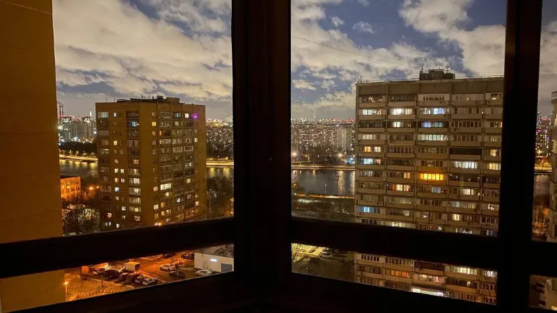 М. Каширская 3-к квартира ▫️ул. Борисовские пруды, 17 к1 сдаётся трехкомнатная квартира (84 м²) м каширская транспортом 15-20 мин. М борисово транспортом минут 7, пешком минут 20. Очень красивая локация, теннис, футбол, парки, велодорожки, бассейн. С обеих сторон выход к воде: борисовский пруд и москва-река, шикарный вид, особенно летом. Две большие лоджии. Посудомоечная, стиральная, кондиционеры в спальнях, микроволновка, утюг, пылесос и тд, все необходимое есть. 🔘можно с детьми, можно с животными. Есть антикошка на окнах и балконных дверях, но могу снять. Ранее не сдавалась. Цена: 90.000₽, залог можно потом и разбить. Сразу можно оплатить только за месяц. Контакты @maria_8211 89067388211 мария ➡️предоплату/бронь/заморозку денег/автооплату до просмотра квартиры не вносить! Если по этому объявлению спрашивают какую либо оплату сообщите по контактам в описании канала. - фотография - 2