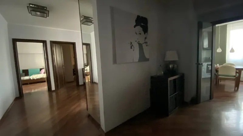 М. Каширская 3-к квартира ▫️ул. Борисовские пруды, 17 к1 сдаётся трехкомнатная квартира (84 м²) м каширская транспортом 15-20 мин. М борисово транспортом минут 7, пешком минут 20. Очень красивая локация, теннис, футбол, парки, велодорожки, бассейн. С обеих сторон выход к воде: борисовский пруд и москва-река, шикарный вид, особенно летом. Две большие лоджии. Посудомоечная, стиральная, кондиционеры в спальнях, микроволновка, утюг, пылесос и тд, все необходимое есть. 🔘можно с детьми, можно с животными. Есть антикошка на окнах и балконных дверях, но могу снять. Ранее не сдавалась. Цена: 90.000₽, залог можно потом и разбить. Сразу можно оплатить только за месяц. Контакты @maria_8211 89067388211 мария ➡️предоплату/бронь/заморозку денег/автооплату до просмотра квартиры не вносить! Если по этому объявлению спрашивают какую либо оплату сообщите по контактам в описании канала. - фотография - 3