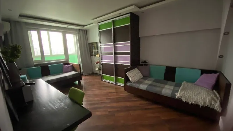 М. Каширская 3-к квартира ▫️ул. Борисовские пруды, 17 к1 сдаётся трехкомнатная квартира (84 м²) м каширская транспортом 15-20 мин. М борисово транспортом минут 7, пешком минут 20. Очень красивая локация, теннис, футбол, парки, велодорожки, бассейн. С обеих сторон выход к воде: борисовский пруд и москва-река, шикарный вид, особенно летом. Две большие лоджии. Посудомоечная, стиральная, кондиционеры в спальнях, микроволновка, утюг, пылесос и тд, все необходимое есть. 🔘можно с детьми, можно с животными. Есть антикошка на окнах и балконных дверях, но могу снять. Ранее не сдавалась. Цена: 90.000₽, залог можно потом и разбить. Сразу можно оплатить только за месяц. Контакты @maria_8211 89067388211 мария ➡️предоплату/бронь/заморозку денег/автооплату до просмотра квартиры не вносить! Если по этому объявлению спрашивают какую либо оплату сообщите по контактам в описании канала. - фотография - 6