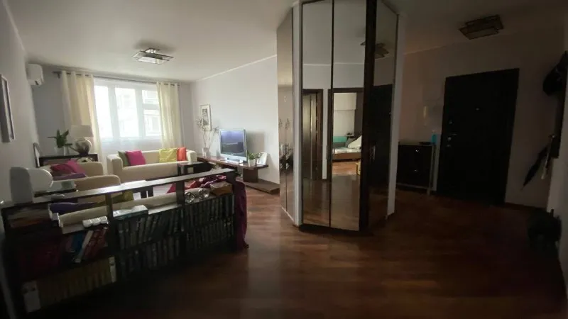 М. Каширская 3-к квартира ▫️ул. Борисовские пруды, 17 к1 сдаётся трехкомнатная квартира (84 м²) м каширская транспортом 15-20 мин. М борисово транспортом минут 7, пешком минут 20. Очень красивая локация, теннис, футбол, парки, велодорожки, бассейн. С обеих сторон выход к воде: борисовский пруд и москва-река, шикарный вид, особенно летом. Две большие лоджии. Посудомоечная, стиральная, кондиционеры в спальнях, микроволновка, утюг, пылесос и тд, все необходимое есть. 🔘можно с детьми, можно с животными. Есть антикошка на окнах и балконных дверях, но могу снять. Ранее не сдавалась. Цена: 90.000₽, залог можно потом и разбить. Сразу можно оплатить только за месяц. Контакты @maria_8211 89067388211 мария ➡️предоплату/бронь/заморозку денег/автооплату до просмотра квартиры не вносить! Если по этому объявлению спрашивают какую либо оплату сообщите по контактам в описании канала. - фотография - 7