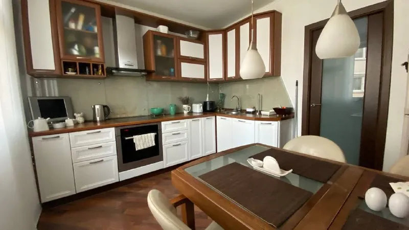 М. Каширская 3-к квартира ▫️ул. Борисовские пруды, 17 к1 сдаётся трехкомнатная квартира (84 м²) м каширская транспортом 15-20 мин. М борисово транспортом минут 7, пешком минут 20. Очень красивая локация, теннис, футбол, парки, велодорожки, бассейн. С обеих сторон выход к воде: борисовский пруд и москва-река, шикарный вид, особенно летом. Две большие лоджии. Посудомоечная, стиральная, кондиционеры в спальнях, микроволновка, утюг, пылесос и тд, все необходимое есть. 🔘можно с детьми, можно с животными. Есть антикошка на окнах и балконных дверях, но могу снять. Ранее не сдавалась. Цена: 90.000₽, залог можно потом и разбить. Сразу можно оплатить только за месяц. Контакты @maria_8211 89067388211 мария ➡️предоплату/бронь/заморозку денег/автооплату до просмотра квартиры не вносить! Если по этому объявлению спрашивают какую либо оплату сообщите по контактам в описании канала. - фотография - 9