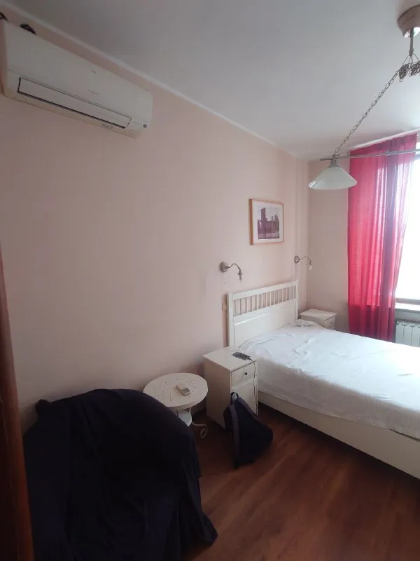 Комната, 12 м² м шоссе энтузиастов • 5 мин на транспорте • 4-комнатная квартира • 4 этаж из 10 • ш энтузиастов 70, на карте 23 250 ₽/мес, без комиссии большой гайд по аренде холодильник • стиральная машина • интернет • мебель • кондиционер • лифт • мусоропровод • посудомойка • с животными • с детьми • телевизор • консьерж район перово чистота 3.24 транспорт 4.43 парки и скверы 4.53 субаренда. Ищем соседку в сталинку! Высокие потолки, твоя комната с кондиционером и окнами во двор. Вся техника есть. Два санузла (в одном тёплый пол), большая кухня. Рядом куча пунктов выдачи и магазинов. 23250/мес + депозит + комуслуги (~2-3к). Без комиссий. Заезд быстрый nkt, написать уровень доверия средний 🆗 выложить квартиру бесплатно - фотография - 2