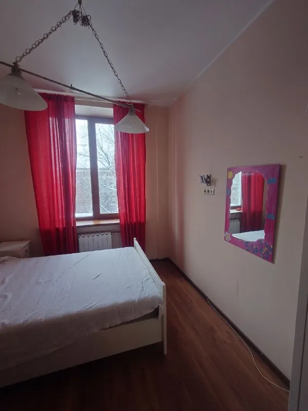 Комната, 12 м² м шоссе энтузиастов • 5 мин на транспорте • 4-комнатная квартира • 4 этаж из 10 • ш энтузиастов 70, на карте 23 250 ₽/мес, без комиссии большой гайд по аренде холодильник • стиральная машина • интернет • мебель • кондиционер • лифт • мусоропровод • посудомойка • с животными • с детьми • телевизор • консьерж район перово чистота 3.24 транспорт 4.43 парки и скверы 4.53 субаренда. Ищем соседку в сталинку! Высокие потолки, твоя комната с кондиционером и окнами во двор. Вся техника есть. Два санузла (в одном тёплый пол), большая кухня. Рядом куча пунктов выдачи и магазинов. 23250/мес + депозит + комуслуги (~2-3к). Без комиссий. Заезд быстрый nkt, написать уровень доверия средний 🆗 выложить квартиру бесплатно - фотография - 3