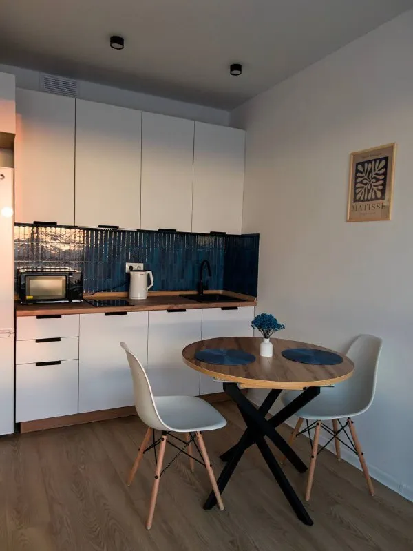 М. Волгоградский проспект студия друзья, привет☀️ сдаем свою видовую студию в жк первый дубровский, 25 м² ⓜ️3 минуты от м. Волгоградский проспект 🌇на 28 этаже с потрясающим видом на центр москвы 🥇сдается впервые 🌸хотим сдать в долгосрочную аренду, но открыты к обсуждению ❣️мы с мужем (@seeker8529 и @futuristsp) покупали ее для себя, но в процессе стало понятно, что нас будет больше 🐣 поэтому мебель и техника хорошего качества, как для себя ☑️ квартира готова для проживания: - стиральная машина - холодильник - варочная панель - микроволновка - кондиционер - шикарный диван-кровать из ортопедической пены для 1-2 человек - раздвижной стол - 2 огромных шкафа - гладилка, утюг, пылесос, посуда, вайфай 🏡 особенности: - окна в сторону центра москвы, потрясающий вид на закат - закрытый двор-парк без машин - в доме уже функционируют пвз вайлдберис и озон, есть кафе - 2 станции метро и вы на таганке ‼️готовы обсудить более выгодные условия, тк уезжаем в другой город‼️ цена: 70.000₽ + ку залог 70.000₽, можем разбить на 2 месяца контакты @futuristsp ➡️предоплату/бронь/заморозку денег/автооплату до просмотра квартиры не вносить! Если по этому объявлению спрашивают какую либо оплату сообщите по контактам в описании канала. - фотография - 10