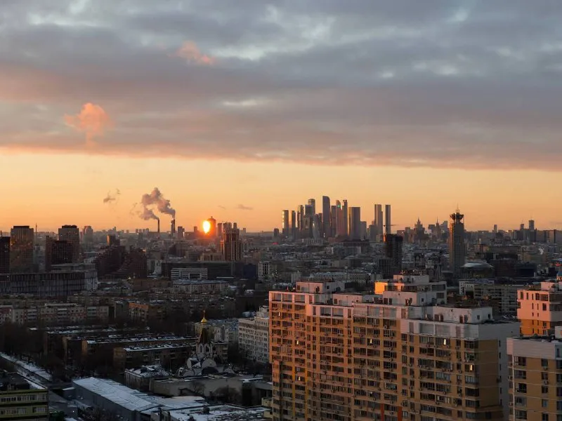 М. Волгоградский проспект студия друзья, привет☀️ сдаем свою видовую студию в жк первый дубровский, 25 м² ⓜ️3 минуты от м. Волгоградский проспект 🌇на 28 этаже с потрясающим видом на центр москвы 🥇сдается впервые 🌸хотим сдать в долгосрочную аренду, но открыты к обсуждению ❣️мы с мужем (@seeker8529 и @futuristsp) покупали ее для себя, но в процессе стало понятно, что нас будет больше 🐣 поэтому мебель и техника хорошего качества, как для себя ☑️ квартира готова для проживания: - стиральная машина - холодильник - варочная панель - микроволновка - кондиционер - шикарный диван-кровать из ортопедической пены для 1-2 человек - раздвижной стол - 2 огромных шкафа - гладилка, утюг, пылесос, посуда, вайфай 🏡 особенности: - окна в сторону центра москвы, потрясающий вид на закат - закрытый двор-парк без машин - в доме уже функционируют пвз вайлдберис и озон, есть кафе - 2 станции метро и вы на таганке ‼️готовы обсудить более выгодные условия, тк уезжаем в другой город‼️ цена: 70.000₽ + ку залог 70.000₽, можем разбить на 2 месяца контакты @futuristsp ➡️предоплату/бронь/заморозку денег/автооплату до просмотра квартиры не вносить! Если по этому объявлению спрашивают какую либо оплату сообщите по контактам в описании канала. - фотография - 2