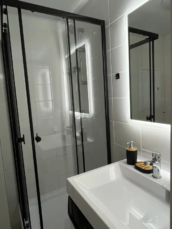 М. Волгоградский проспект студия друзья, привет☀️ сдаем свою видовую студию в жк первый дубровский, 25 м² ⓜ️3 минуты от м. Волгоградский проспект 🌇на 28 этаже с потрясающим видом на центр москвы 🥇сдается впервые 🌸хотим сдать в долгосрочную аренду, но открыты к обсуждению ❣️мы с мужем (@seeker8529 и @futuristsp) покупали ее для себя, но в процессе стало понятно, что нас будет больше 🐣 поэтому мебель и техника хорошего качества, как для себя ☑️ квартира готова для проживания: - стиральная машина - холодильник - варочная панель - микроволновка - кондиционер - шикарный диван-кровать из ортопедической пены для 1-2 человек - раздвижной стол - 2 огромных шкафа - гладилка, утюг, пылесос, посуда, вайфай 🏡 особенности: - окна в сторону центра москвы, потрясающий вид на закат - закрытый двор-парк без машин - в доме уже функционируют пвз вайлдберис и озон, есть кафе - 2 станции метро и вы на таганке ‼️готовы обсудить более выгодные условия, тк уезжаем в другой город‼️ цена: 70.000₽ + ку залог 70.000₽, можем разбить на 2 месяца контакты @futuristsp ➡️предоплату/бронь/заморозку денег/автооплату до просмотра квартиры не вносить! Если по этому объявлению спрашивают какую либо оплату сообщите по контактам в описании канала. - фотография - 3