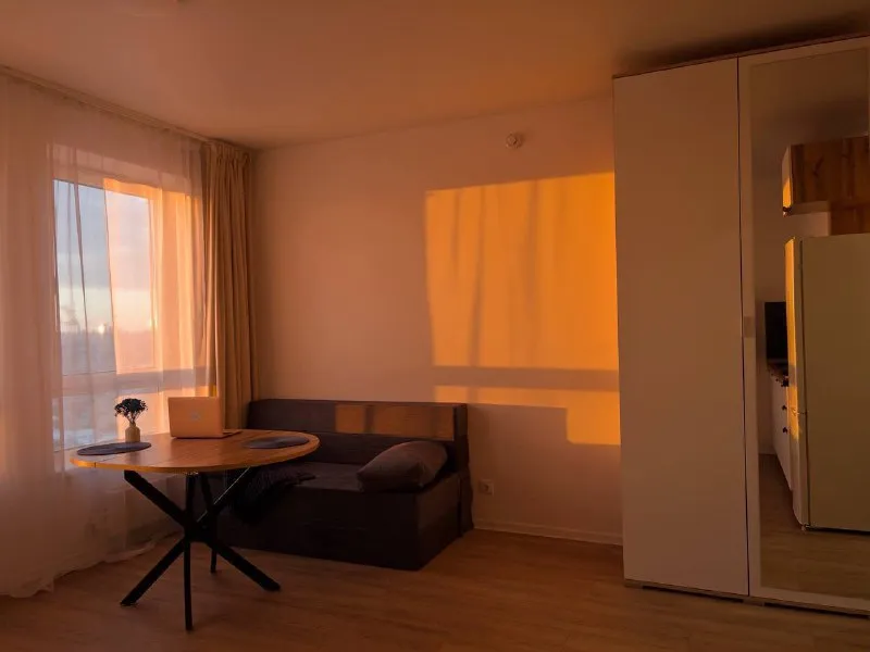 М. Волгоградский проспект студия друзья, привет☀️ сдаем свою видовую студию в жк первый дубровский, 25 м² ⓜ️3 минуты от м. Волгоградский проспект 🌇на 28 этаже с потрясающим видом на центр москвы 🥇сдается впервые 🌸хотим сдать в долгосрочную аренду, но открыты к обсуждению ❣️мы с мужем (@seeker8529 и @futuristsp) покупали ее для себя, но в процессе стало понятно, что нас будет больше 🐣 поэтому мебель и техника хорошего качества, как для себя ☑️ квартира готова для проживания: - стиральная машина - холодильник - варочная панель - микроволновка - кондиционер - шикарный диван-кровать из ортопедической пены для 1-2 человек - раздвижной стол - 2 огромных шкафа - гладилка, утюг, пылесос, посуда, вайфай 🏡 особенности: - окна в сторону центра москвы, потрясающий вид на закат - закрытый двор-парк без машин - в доме уже функционируют пвз вайлдберис и озон, есть кафе - 2 станции метро и вы на таганке ‼️готовы обсудить более выгодные условия, тк уезжаем в другой город‼️ цена: 70.000₽ + ку залог 70.000₽, можем разбить на 2 месяца контакты @futuristsp ➡️предоплату/бронь/заморозку денег/автооплату до просмотра квартиры не вносить! Если по этому объявлению спрашивают какую либо оплату сообщите по контактам в описании канала. - фотография - 7