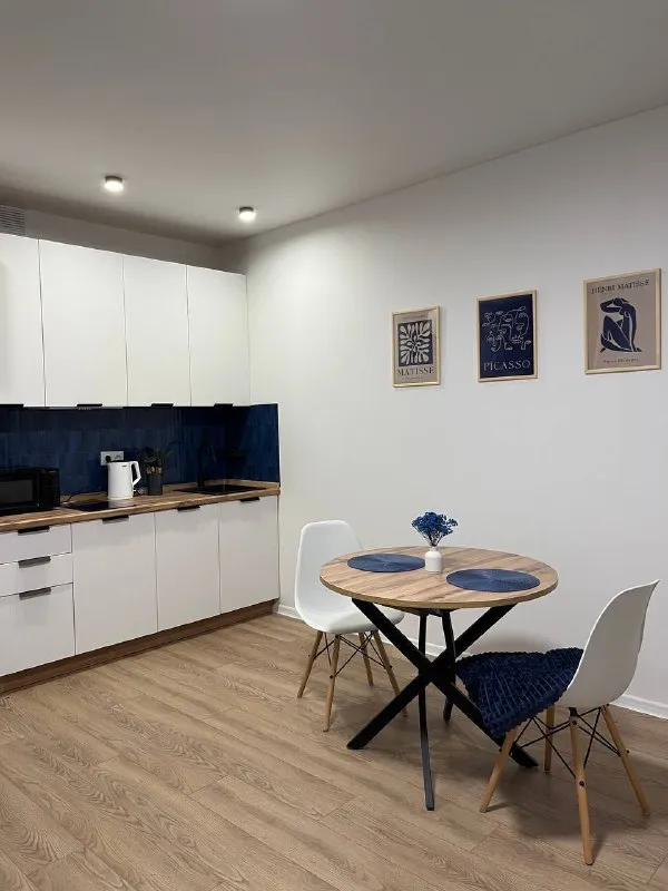 М. Волгоградский проспект студия друзья, привет☀️ сдаем свою видовую студию в жк первый дубровский, 25 м² ⓜ️3 минуты от м. Волгоградский проспект 🌇на 28 этаже с потрясающим видом на центр москвы 🥇сдается впервые 🌸хотим сдать в долгосрочную аренду, но открыты к обсуждению ❣️мы с мужем (@seeker8529 и @futuristsp) покупали ее для себя, но в процессе стало понятно, что нас будет больше 🐣 поэтому мебель и техника хорошего качества, как для себя ☑️ квартира готова для проживания: - стиральная машина - холодильник - варочная панель - микроволновка - кондиционер - шикарный диван-кровать из ортопедической пены для 1-2 человек - раздвижной стол - 2 огромных шкафа - гладилка, утюг, пылесос, посуда, вайфай 🏡 особенности: - окна в сторону центра москвы, потрясающий вид на закат - закрытый двор-парк без машин - в доме уже функционируют пвз вайлдберис и озон, есть кафе - 2 станции метро и вы на таганке ‼️готовы обсудить более выгодные условия, тк уезжаем в другой город‼️ цена: 70.000₽ + ку залог 70.000₽, можем разбить на 2 месяца контакты @futuristsp ➡️предоплату/бронь/заморозку денег/автооплату до просмотра квартиры не вносить! Если по этому объявлению спрашивают какую либо оплату сообщите по контактам в описании канала. - фотография - 8