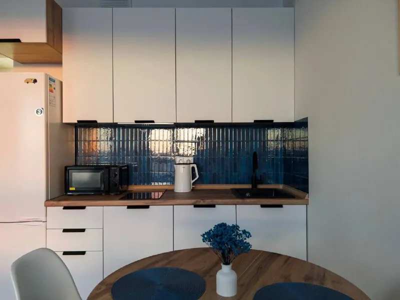 М. Волгоградский проспект студия друзья, привет☀️ сдаем свою видовую студию в жк первый дубровский, 25 м² ⓜ️3 минуты от м. Волгоградский проспект 🌇на 28 этаже с потрясающим видом на центр москвы 🥇сдается впервые 🌸хотим сдать в долгосрочную аренду, но открыты к обсуждению ❣️мы с мужем (@seeker8529 и @futuristsp) покупали ее для себя, но в процессе стало понятно, что нас будет больше 🐣 поэтому мебель и техника хорошего качества, как для себя ☑️ квартира готова для проживания: - стиральная машина - холодильник - варочная панель - микроволновка - кондиционер - шикарный диван-кровать из ортопедической пены для 1-2 человек - раздвижной стол - 2 огромных шкафа - гладилка, утюг, пылесос, посуда, вайфай 🏡 особенности: - окна в сторону центра москвы, потрясающий вид на закат - закрытый двор-парк без машин - в доме уже функционируют пвз вайлдберис и озон, есть кафе - 2 станции метро и вы на таганке ‼️готовы обсудить более выгодные условия, тк уезжаем в другой город‼️ цена: 70.000₽ + ку залог 70.000₽, можем разбить на 2 месяца контакты @futuristsp ➡️предоплату/бронь/заморозку денег/автооплату до просмотра квартиры не вносить! Если по этому объявлению спрашивают какую либо оплату сообщите по контактам в описании канала. - фотография - 9