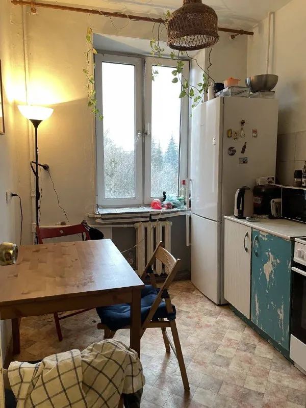 М. Шаболовская 1-к квартира на короткий срок (+- с 7 января по +-7 марта) сдается чудесная квартира с творческой энергетикой. Расположение: 7 минут пешком до метро шаболовская, 16 минут пешком до метро тульская. Около дома ходят трамваи, на них еще быстрее. Рядом все удобства: магазины на любой вкус от дикси до вкусвилла, ддх, серф кофе и мак в соседнем доме, даниловский рынок, парк горького, ттк и садовое, а еще 8 минут на метро до китай-города. Есть балкон. 🔘можно с животными и детьми. В квартире есть доп. Комната, в ней лежат вещи, но вы тоже можете использовать ее как кабинет или пространство для хранения. Цена: 65.000₽ в месяц, включая интернет, но можем обсудить контакты @kuresha ➡️предоплату/бронь/заморозку денег/автооплату до просмотра квартиры не вносить! Если по этому объявлению спрашивают какую либо оплату сообщите по контактам в описании канала. - фотография - 2