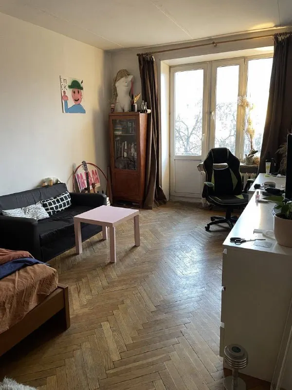 М. Шаболовская 1-к квартира на короткий срок (+- с 7 января по +-7 марта) сдается чудесная квартира с творческой энергетикой. Расположение: 7 минут пешком до метро шаболовская, 16 минут пешком до метро тульская. Около дома ходят трамваи, на них еще быстрее. Рядом все удобства: магазины на любой вкус от дикси до вкусвилла, ддх, серф кофе и мак в соседнем доме, даниловский рынок, парк горького, ттк и садовое, а еще 8 минут на метро до китай-города. Есть балкон. 🔘можно с животными и детьми. В квартире есть доп. Комната, в ней лежат вещи, но вы тоже можете использовать ее как кабинет или пространство для хранения. Цена: 65.000₽ в месяц, включая интернет, но можем обсудить контакты @kuresha ➡️предоплату/бронь/заморозку денег/автооплату до просмотра квартиры не вносить! Если по этому объявлению спрашивают какую либо оплату сообщите по контактам в описании канала. - фотография - 4