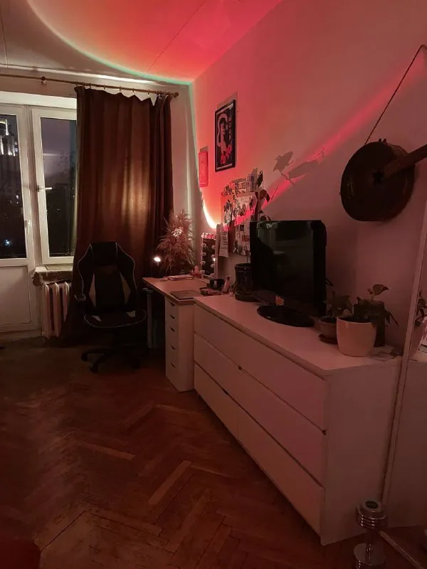 М. Шаболовская 1-к квартира на короткий срок (+- с 7 января по +-7 марта) сдается чудесная квартира с творческой энергетикой. Расположение: 7 минут пешком до метро шаболовская, 16 минут пешком до метро тульская. Около дома ходят трамваи, на них еще быстрее. Рядом все удобства: магазины на любой вкус от дикси до вкусвилла, ддх, серф кофе и мак в соседнем доме, даниловский рынок, парк горького, ттк и садовое, а еще 8 минут на метро до китай-города. Есть балкон. 🔘можно с животными и детьми. В квартире есть доп. Комната, в ней лежат вещи, но вы тоже можете использовать ее как кабинет или пространство для хранения. Цена: 65.000₽ в месяц, включая интернет, но можем обсудить контакты @kuresha ➡️предоплату/бронь/заморозку денег/автооплату до просмотра квартиры не вносить! Если по этому объявлению спрашивают какую либо оплату сообщите по контактам в описании канала. - фотография - 5