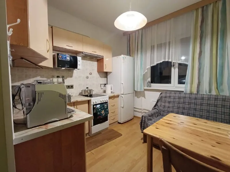 1-к квартира🏙️ мцд-3 моссельмаш🚆 1-комнатная - заезжай и живи 🏡✨ сдаётся уютная, чистая 1-комнатная квартира. Заселение - в ближайшее время. Без комиссии. 💳цена: 57.000₽/месяц + залог. Вода/свет по счётчикам + интернет оплачиваются отдельно. Дом: - свежий кирпичный дом, один подъезд - 2 лифта - консьерж в квартире: - балкон - 5 этаж - wi-fi скоростной - электроплита, посуда, бытовая техника, столовые приборы - 2 рабочих стола - кладовка/ гардеробная - 38 м² локация: - 5 минут до d3 “моссельмаш” - 18 минут до м. “селигерская” - рядом новый тц “северный авеню” - хороший спортзал рядом - тихий двор, пруд в минуте ходьбы - wb в доме срок аренды: договор на 3 месяца. Дальше - по договорённости, если всем комфортно, можем продлить. 💌telegram: @vsrrvss - фотография - 2