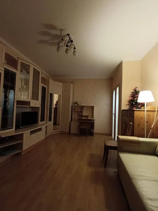 1-к квартира🏙️ мцд-3 моссельмаш🚆 1-комнатная - заезжай и живи 🏡✨ сдаётся уютная, чистая 1-комнатная квартира. Заселение - в ближайшее время. Без комиссии. 💳цена: 57.000₽/месяц + залог. Вода/свет по счётчикам + интернет оплачиваются отдельно. Дом: - свежий кирпичный дом, один подъезд - 2 лифта - консьерж в квартире: - балкон - 5 этаж - wi-fi скоростной - электроплита, посуда, бытовая техника, столовые приборы - 2 рабочих стола - кладовка/ гардеробная - 38 м² локация: - 5 минут до d3 “моссельмаш” - 18 минут до м. “селигерская” - рядом новый тц “северный авеню” - хороший спортзал рядом - тихий двор, пруд в минуте ходьбы - wb в доме срок аренды: договор на 3 месяца. Дальше - по договорённости, если всем комфортно, можем продлить. 💌telegram: @vsrrvss - фотография - 3