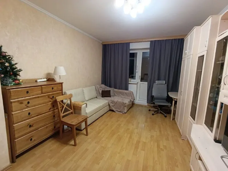 1-к квартира🏙️ мцд-3 моссельмаш🚆 1-комнатная - заезжай и живи 🏡✨ сдаётся уютная, чистая 1-комнатная квартира. Заселение - в ближайшее время. Без комиссии. 💳цена: 57.000₽/месяц + залог. Вода/свет по счётчикам + интернет оплачиваются отдельно. Дом: - свежий кирпичный дом, один подъезд - 2 лифта - консьерж в квартире: - балкон - 5 этаж - wi-fi скоростной - электроплита, посуда, бытовая техника, столовые приборы - 2 рабочих стола - кладовка/ гардеробная - 38 м² локация: - 5 минут до d3 “моссельмаш” - 18 минут до м. “селигерская” - рядом новый тц “северный авеню” - хороший спортзал рядом - тихий двор, пруд в минуте ходьбы - wb в доме срок аренды: договор на 3 месяца. Дальше - по договорённости, если всем комфортно, можем продлить. 💌telegram: @vsrrvss - фотография - 4