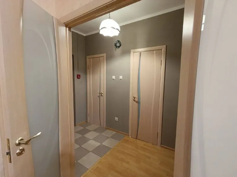 1-к квартира🏙️ мцд-3 моссельмаш🚆 1-комнатная - заезжай и живи 🏡✨ сдаётся уютная, чистая 1-комнатная квартира. Заселение - в ближайшее время. Без комиссии. 💳цена: 57.000₽/месяц + залог. Вода/свет по счётчикам + интернет оплачиваются отдельно. Дом: - свежий кирпичный дом, один подъезд - 2 лифта - консьерж в квартире: - балкон - 5 этаж - wi-fi скоростной - электроплита, посуда, бытовая техника, столовые приборы - 2 рабочих стола - кладовка/ гардеробная - 38 м² локация: - 5 минут до d3 “моссельмаш” - 18 минут до м. “селигерская” - рядом новый тц “северный авеню” - хороший спортзал рядом - тихий двор, пруд в минуте ходьбы - wb в доме срок аренды: договор на 3 месяца. Дальше - по договорённости, если всем комфортно, можем продлить. 💌telegram: @vsrrvss - фотография - 5