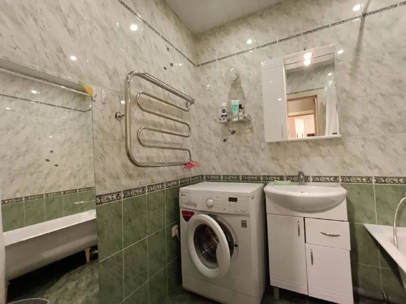 1-к квартира🏙️ мцд-3 моссельмаш🚆 1-комнатная - заезжай и живи 🏡✨ сдаётся уютная, чистая 1-комнатная квартира. Заселение - в ближайшее время. Без комиссии. 💳цена: 57.000₽/месяц + залог. Вода/свет по счётчикам + интернет оплачиваются отдельно. Дом: - свежий кирпичный дом, один подъезд - 2 лифта - консьерж в квартире: - балкон - 5 этаж - wi-fi скоростной - электроплита, посуда, бытовая техника, столовые приборы - 2 рабочих стола - кладовка/ гардеробная - 38 м² локация: - 5 минут до d3 “моссельмаш” - 18 минут до м. “селигерская” - рядом новый тц “северный авеню” - хороший спортзал рядом - тихий двор, пруд в минуте ходьбы - wb в доме срок аренды: договор на 3 месяца. Дальше - по договорённости, если всем комфортно, можем продлить. 💌telegram: @vsrrvss - фотография - 7