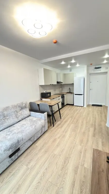 Евродвушка🏙️ м. Саларьево1️⃣ сдаётся на длительный срок евродвушка. 📍адрес: трехполье, 6к1. Квартира новая, мебель и техника новая. Метро в пешей доступности. 💳цена: 75.000₽ в месяц, залог 75.000₽. Счетчики свет, вода. Гражданство рф, без животных. 💌по всем вопросам: @anulya1707 - фотография - 2