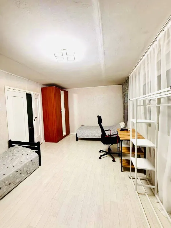 Место в комнате🏙️ бкл нагатинский затон1️⃣ сдаётся подселение для парня/девушки в чистой обновлённой квартире! 📍4 минуты пешком до метро нагатинский затон что вас ждёт: 🔹 светлая и уютная комната в просторной квартире с современным ремонтом. 🔹 вся мебель и техника – заселяйтесь и чувствуйте себя как дома! 🔹 чистота и порядок – всё аккуратно и ухожено. Что есть в квартире: ✔ полностью оборудованная квартира (вся необходимая мебель и техника) ✔ высокоскоростной wi-fi ✔ удобная зона отдыха отличная локация: 🚇 5 минут до метро – быстрый доступ к центру! 🏪 магазины и кафе рядом правила: 🚭 без алкоголя, курения и веществ 📑 официальный договор, без комиссий ⏳ долгосрочно, от 6 месяцев 💳цена: 21.000₽/месяц. 💌пишите, отвечу на все вопросы: @vik_dobro - фотография - 2