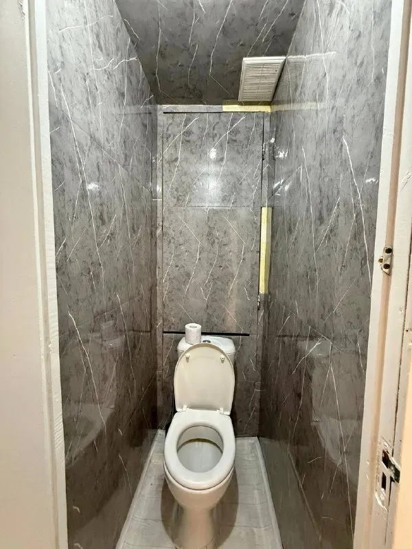 Место в комнате🏙️ бкл нагатинский затон1️⃣ сдаётся подселение для парня/девушки в чистой обновлённой квартире! 📍4 минуты пешком до метро нагатинский затон что вас ждёт: 🔹 светлая и уютная комната в просторной квартире с современным ремонтом. 🔹 вся мебель и техника – заселяйтесь и чувствуйте себя как дома! 🔹 чистота и порядок – всё аккуратно и ухожено. Что есть в квартире: ✔ полностью оборудованная квартира (вся необходимая мебель и техника) ✔ высокоскоростной wi-fi ✔ удобная зона отдыха отличная локация: 🚇 5 минут до метро – быстрый доступ к центру! 🏪 магазины и кафе рядом правила: 🚭 без алкоголя, курения и веществ 📑 официальный договор, без комиссий ⏳ долгосрочно, от 6 месяцев 💳цена: 21.000₽/месяц. 💌пишите, отвечу на все вопросы: @vik_dobro - фотография - 8